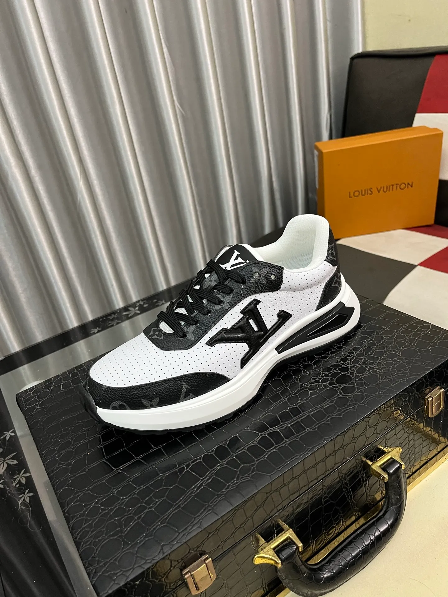 Men's shoes 💰458⌚️⌚️【LOUlS VUlTTON】Louis Vuitton ~ unique and casual style. LV counter purchasing 🏃casual shoes😍😍 Men's 2022 counters are on sale simultaneously, Italian imported brands select first-layer Italian cowhide. 🐑Sheepskin lining (refuses to discolor and rub feet) Sole: Original sole specially provided by the original factory 🎬Better in kind Size number: 38-443️⃣Colors available
